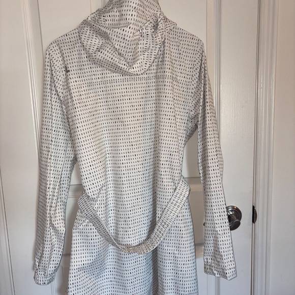 LOLE RAINCOAT🤍 ☔️ - Picture 3 of 6